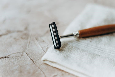 reusable razor for a sustainable lifestyle instead of a plastic one
